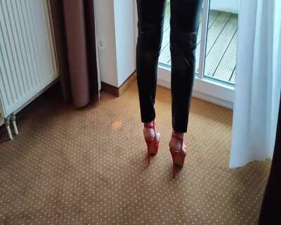 MILF IN HIGH HEELS - fetishpapa.com